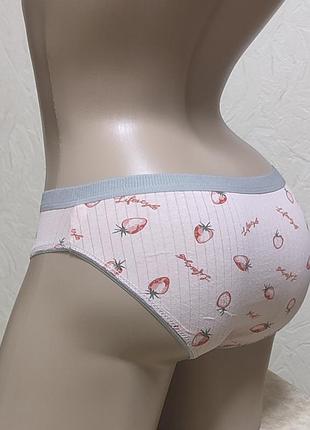 Женские хлопковые трусики слипы с принтом клубника.