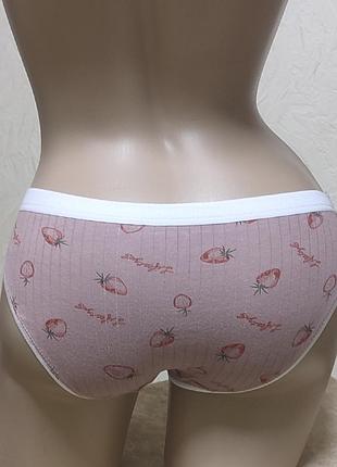 Женские хлопковые трусики слипы с принтом клубника.