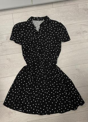 Черное платье в горошек