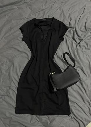 Прямое черное платье