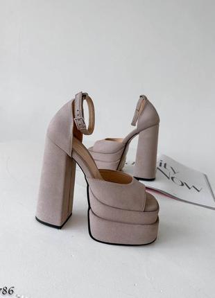 Босоножки на каблуке