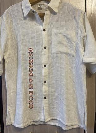 Дуже гарна чоловіча сорочка молочного кольору