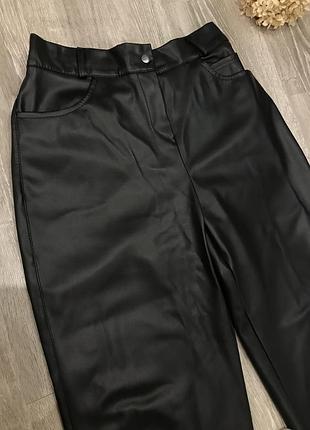 Черные прямые брюки из эко-кожи