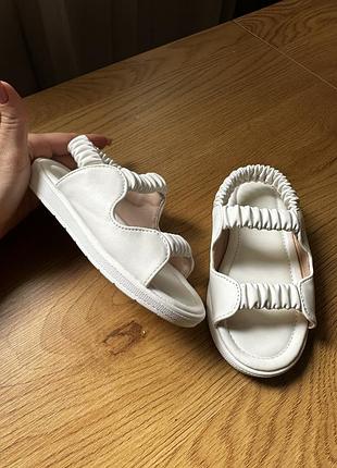 Босоножки 25р