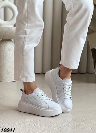 Женские белые кроссовки