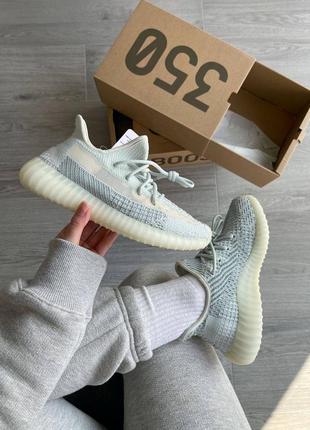 Классные женские и мужские кроссовки adidas process yeezy boost 350 v2 cloud white non-reflective premium светло-голубые