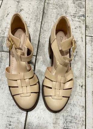 Шкіряні жіночі босоніжки в чоловічому стилі clarks 🇬🇧 39-39,5 розмір2 фото