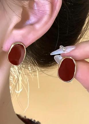 Женские красные геометрические серьги.