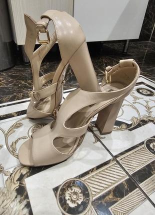 Елегантні босоніжки