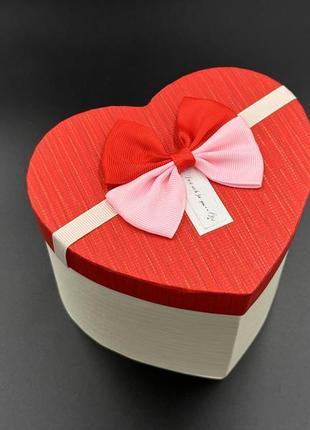 Коробка подарочная с ручками и бантиком. сердце. цвет красный. 15х12х12см.2 фото