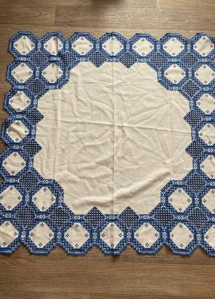 Ажурная скатерть с вышивкой на квадратный стол