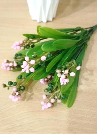 Искусственный букет зелени. искусственная зелень. букет ягод