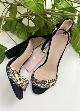 Босоніжки на каблуку принт пітон
