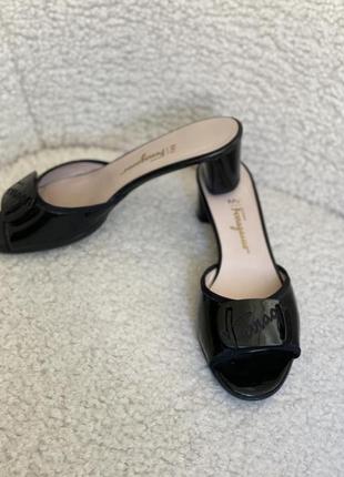 Лаковані шкіряні мюлі босоніжки шльопанці salvatore ferragamo