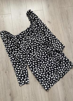 Коротке плаття з довгими рукавами з розрізом і бантиками від prettylittlething