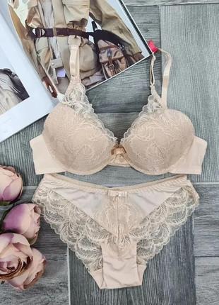 Красивий мереживний набір жіночої білизни