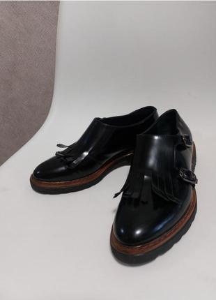 Женские кожаные лакированные туфли лоферы на узкую ножку