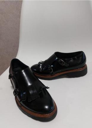 Женские кожаные лакированные туфли лоферы на узкую ножку