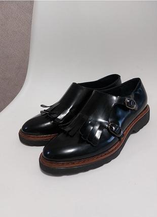 Женские кожаные лакированные туфли лоферы на узкую ножку