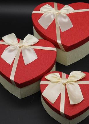 Коробка подарочная с бантиком. сердце. 3шт/комплект. цвет бело-красный. 22х20х9см.