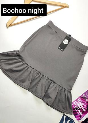 Спідниця жіноча коротка сірого кольору з оборками від бренду boohoo night s
