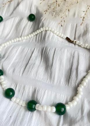 Бусы с зелеными бусинами