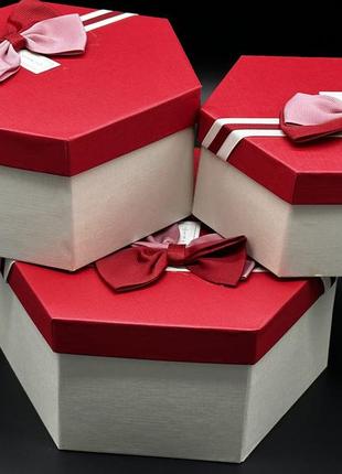 Коробка подарункова шестикутна з бантиком. 3шт/комплект. колір червоний. 19х10см.