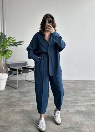 Легкие, льняные костюмы : удлиненная рубашка + брюки.