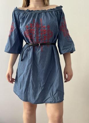 Платье вышитое