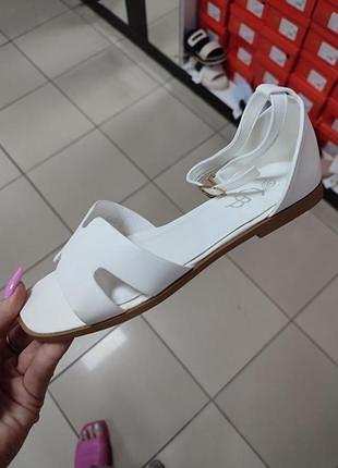 Стильні жіночі босоніжки