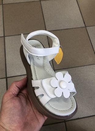 Сандалики, босоніжкиидит