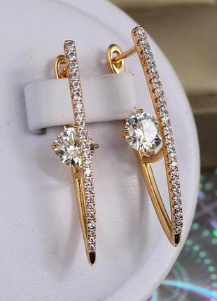 Серьги xuping jewelry тонкие стрелки из фианитов с крупным белым камнем в середине 3.3 см золотистые