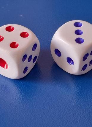 Кубики игральные для покера и настольных игр, белые с красно-синими точками, высота 16 мм
