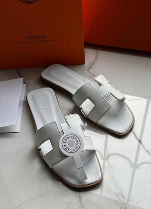 Білі шкіряні шльопанці шльопки в стилі hermes