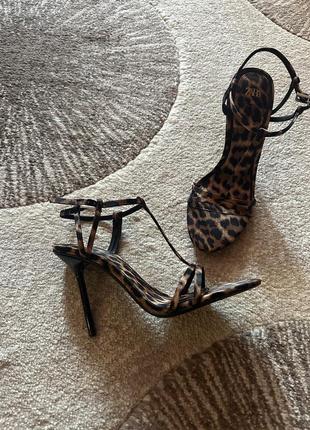 Босоніжки zara