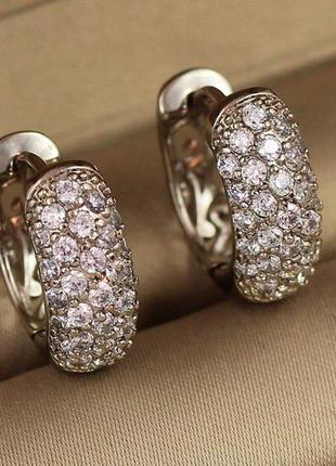 Серьги кольца хuping jewelry выпуклые с камнями сзади узор 1.8 см серебристые