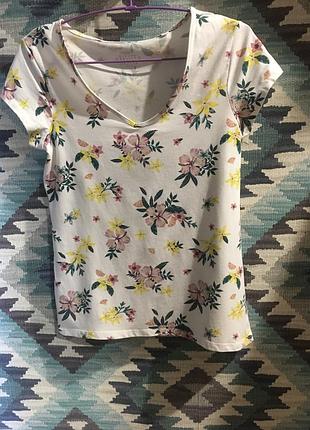 Футболка женская в цветы бренда c&a
