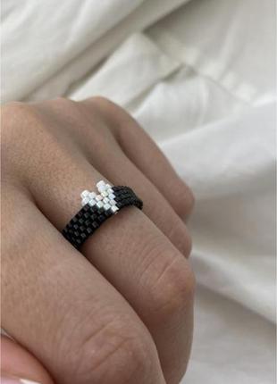 Кольцо чёрное с сердечком сердцем золотистое из бисера плетеное широкое украшение