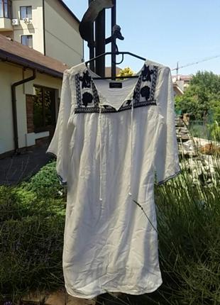 Невероятно красивое платье вышиванка от известного бренда.