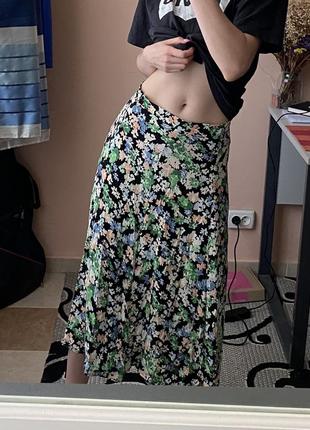 H&m актуальная черная юбка миди в цветы