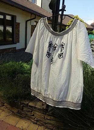 Красива легенька  білосніжна сорочка вишиванка . швейцарія.