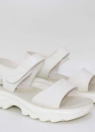 Зручні жіночі босоніжки на липучці у молочному кольорі