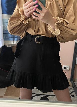Актуальная черная мини юбка stradivarius
