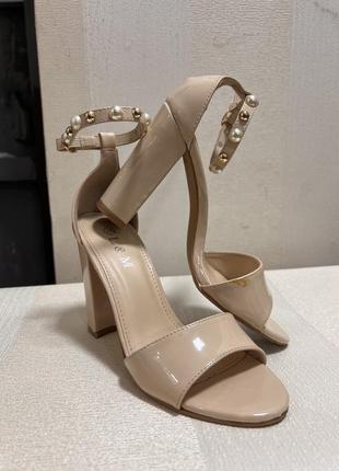 Босоножки на каблуке