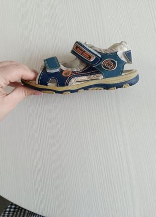 Босоніжки, сандалі