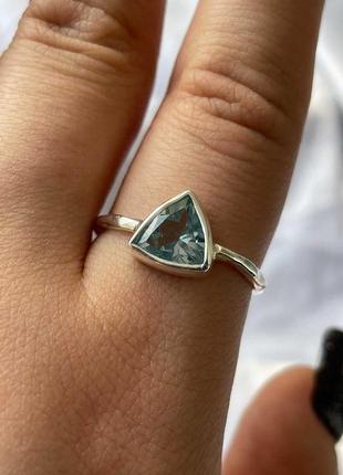 Серебряное кольцо 925 пробы а натуральным голубым топазом. размер 19