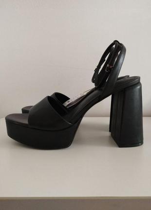 Босоніжки на каблуку чорні