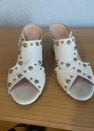 Шльопанці на каблуках