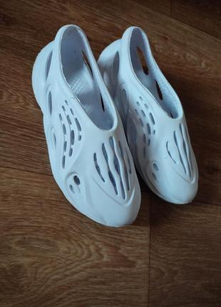 Тапочки,кроссовки в стиле adidas yeezy