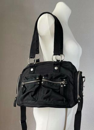 Сумка сумочка чорна на плече через з довгою ручкою короткими готична з карманами кільцями у стилі ggl george gina and lucy